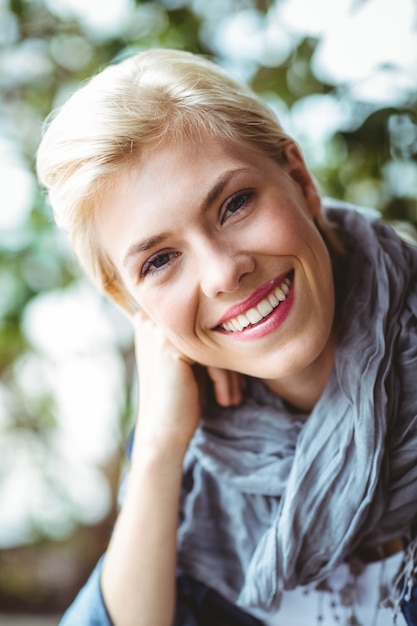 Bonita rubia sonriendo a la cámara