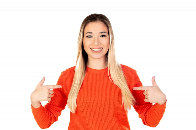 Foto bonita rubia con sudadera roja