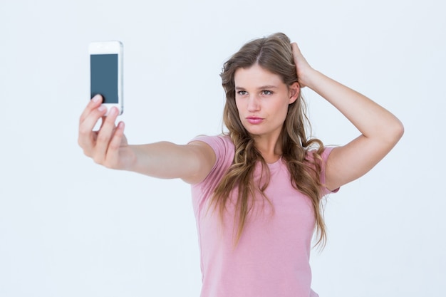 Bonita rubia tomando una selfie de ella misma