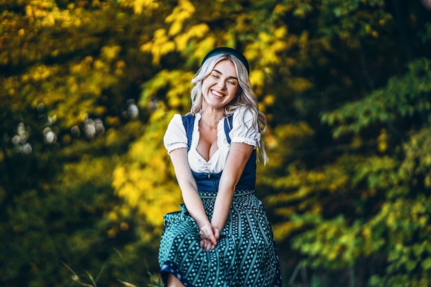 Bonita rubia en traje tradicional de Oktoberfest