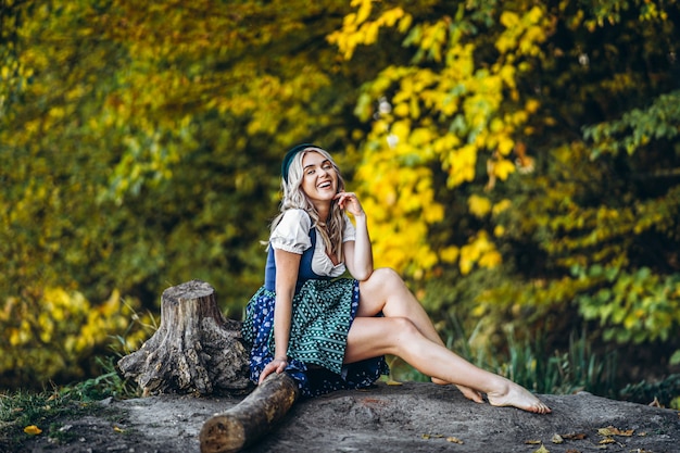 Bonita rubia en traje tradicional de Oktoberfest