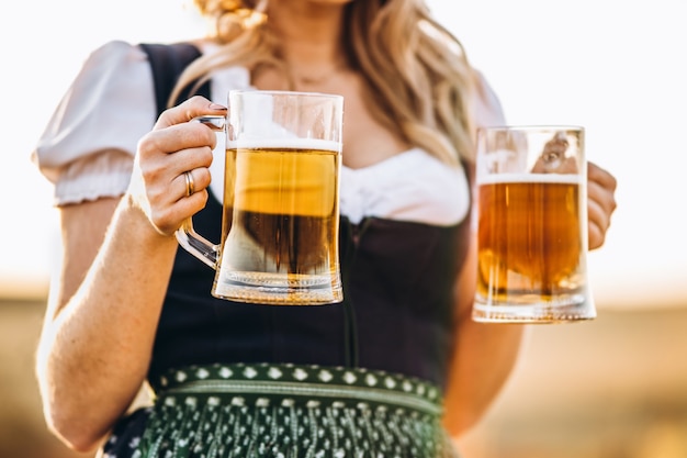 Bonita rubia en traje tradicional de Oktoberfest