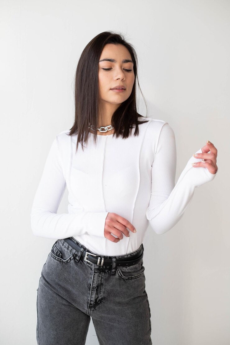 Foto bonita sorrindo alegremente mulher vestida casualmente olhando com satisfação para a câmera sendo feliz