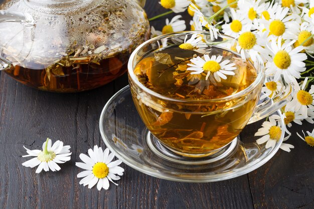 Bonita taza de té con flores de manzanilla y manzanilla