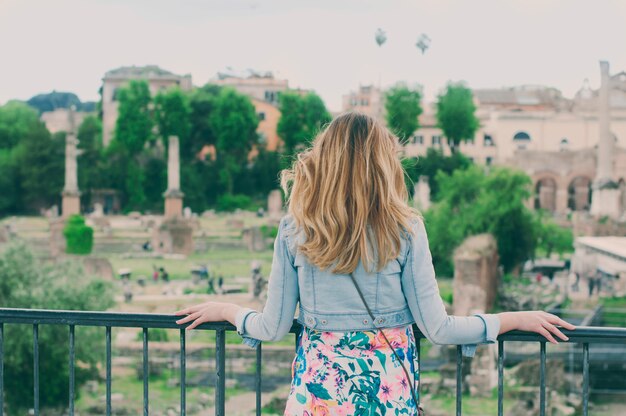 Bonita turista en las ruinas del Foro Romano en Roma, Italia