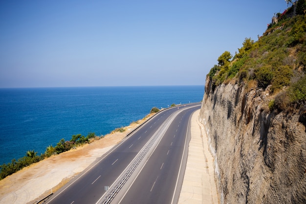 Bonita vista de los árboles y la carretera que se extiende a lo largo del Mar Mediterráneo. Marina