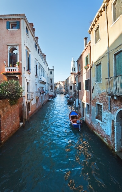 Bonita vista del canal veneciano de verano (Venecia, Italia)