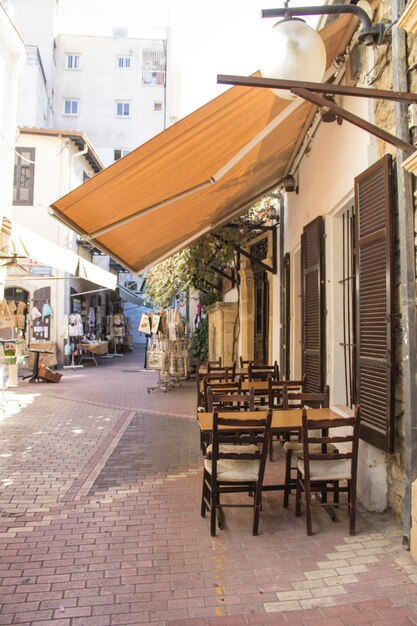 Bonita vista de los edificios históricos y cafés en el centro de Nicosia Chipre