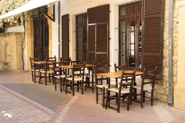 Bonita vista de los edificios históricos y cafés en el centro de Nicosia Chipre