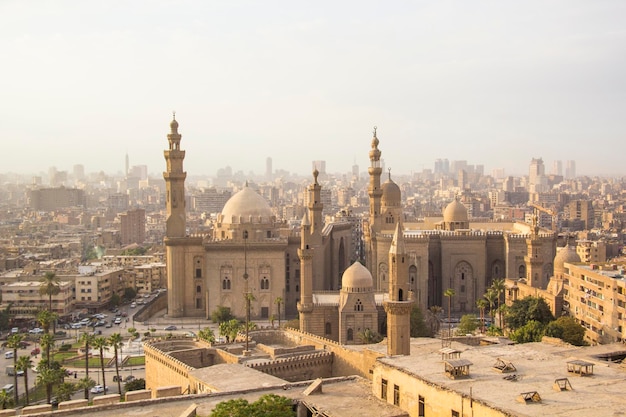 Bonita vista de la Mezquita-Madrasa del Sultán Hassan en El Cairo, Egipto