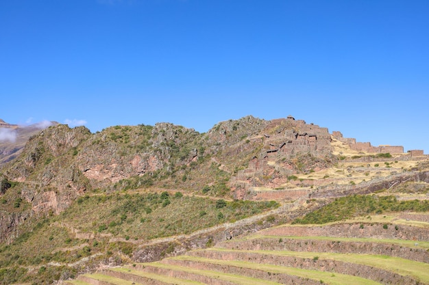 Bonita vista de las ruinas de Pisac en Cusco