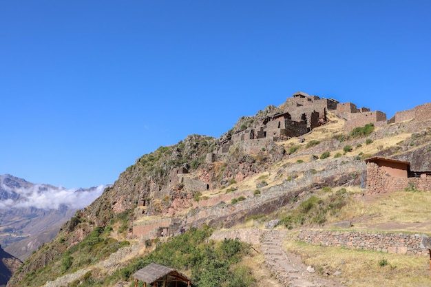 Bonita vista de las ruinas de Pisac en Cusco