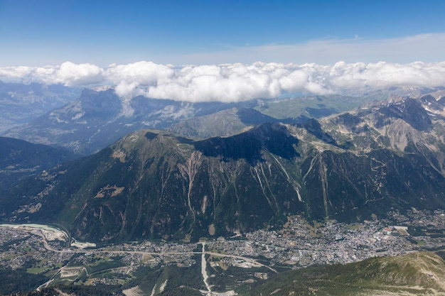 Bonita vista sobre el valle de montaña de Chamonix entre los Alpes Chamonix MontBlan Francia