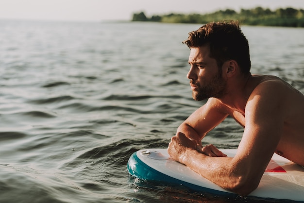 Bonitão é colocado no surf na água e nada