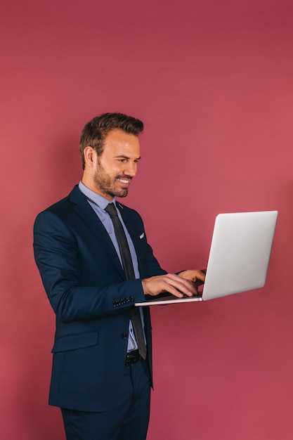 Bonitão empresário trabalhando em um laptop