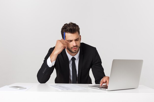 Foto bonitão empresário trabalhando no escritório