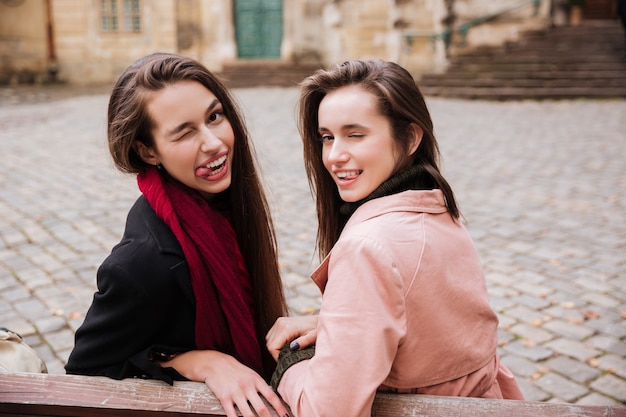 Bonitas amigas en abrigos.