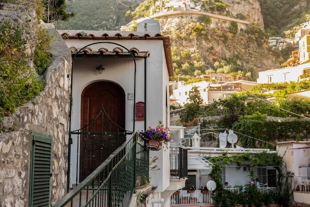 Bonitas calles estrechas y pedregosas con casas antiguas en el pueblo de Positano, en el sur de Italia