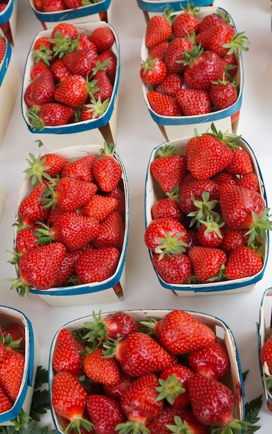 Bonitas fresas en el mercado