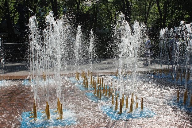 Bonitas fuentes en el parque de la ciudad con un gran chorro de agua