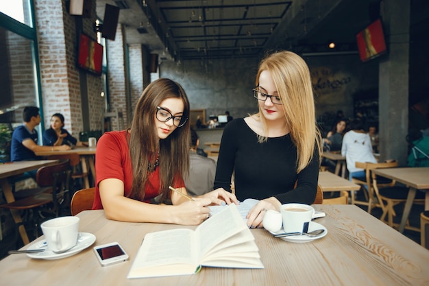 Bonitas mulheres de negócios