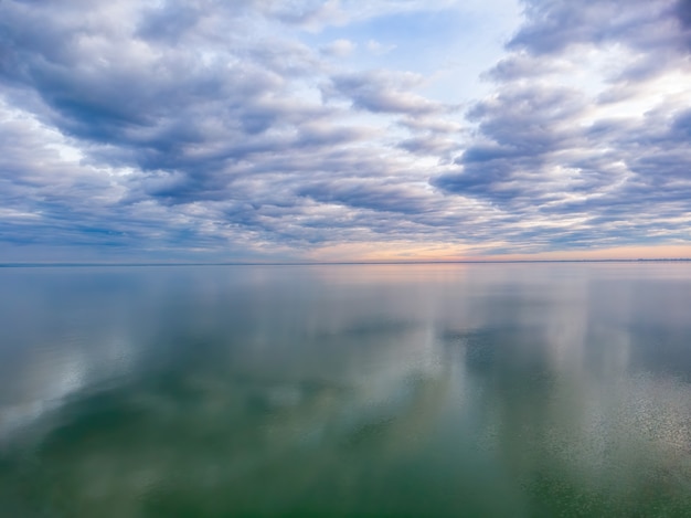 Bonitas nubes reflexión sobre el lago Balaton en Hungría, fotografía aérea