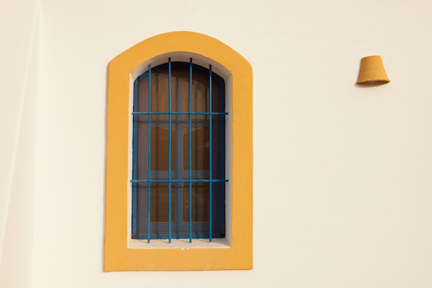 Bonitas ventanas en casa mediterránea en España