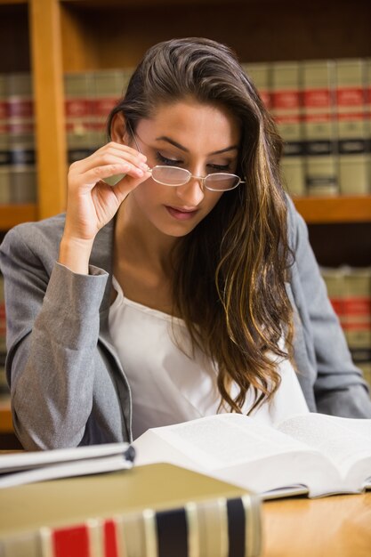 Foto bonito abogado en la biblioteca de derecho