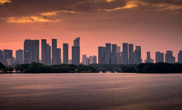 Foto bonito amanecer en la gran ciudad de wuxi, china