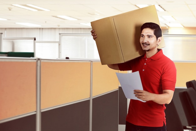 Bonito, asiático, entrega homem, segurando, a, pacote