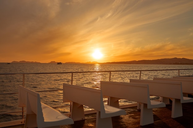 Bonito atardecer desde un barco de pasajeros en la Ría de Vigo Galicia España