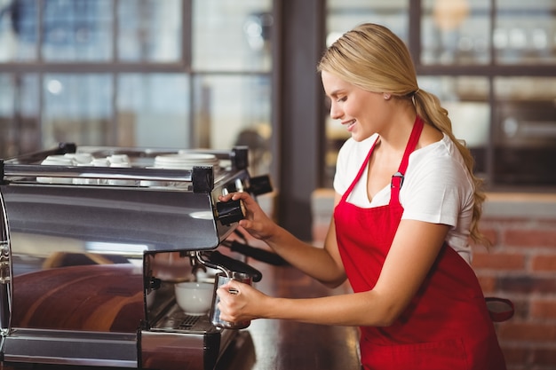 Un bonito barista preparando café