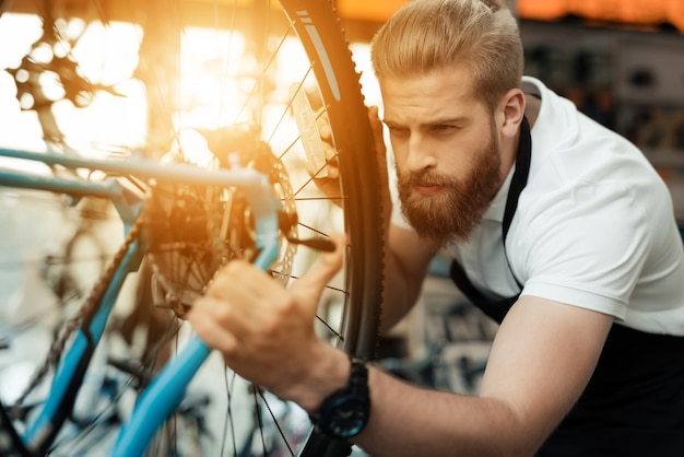 Bonito, bicicleta, mecânico, reparar, bicicleta, em, oficina