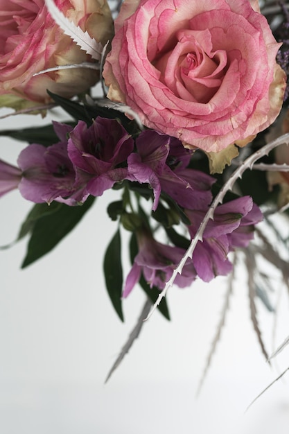 Foto bonito buquê de flores rosas e roxas em fundo branco