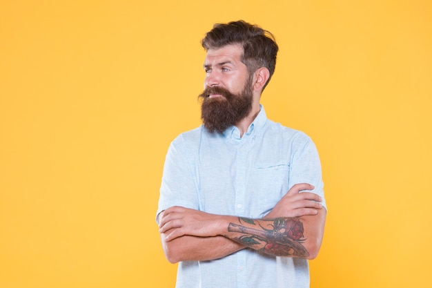 Bonito cara caucasiano com bigode e cabelo elegante tem salão de tatuagem