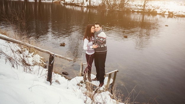 Bonito casal dançando em um parque de inverno