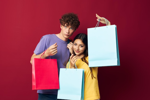 Bonito casal jovem sacos coloridos compras diversão Estilo de vida inalterado