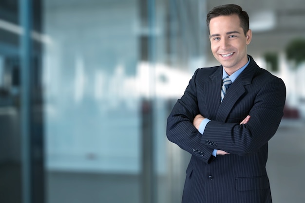 Foto bonito, charmoso e alegre empresário afro-americano de terno e gravata elegante moderno chique,