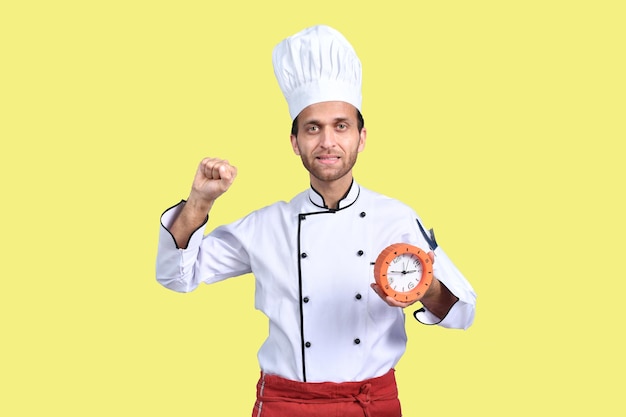 bonito chef cozinhar roupa branca segurando relógio modelo paquistanês indiano