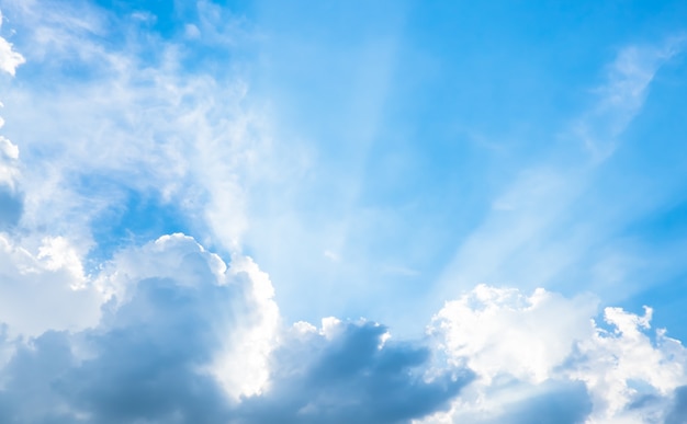 Bonito cielo azul con rayo de sol con nubes