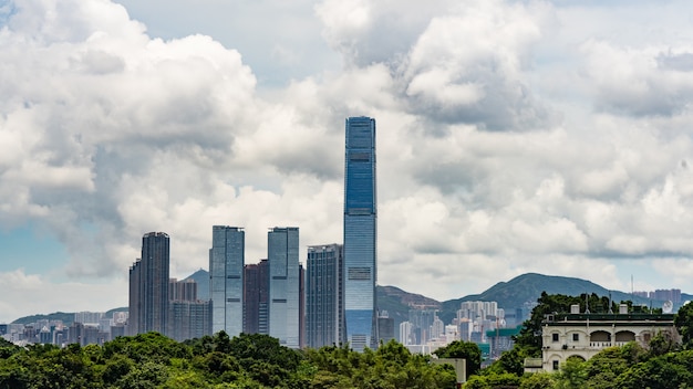 Bonito cielo y rascacielos de Hong Kong.