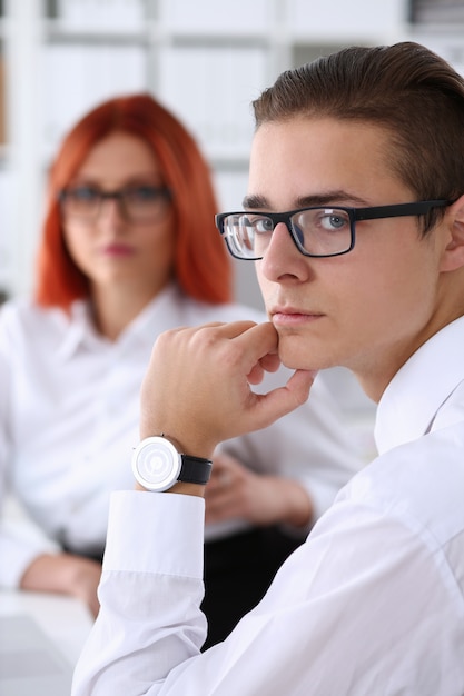 Bonito com óculos busines sman na camisa