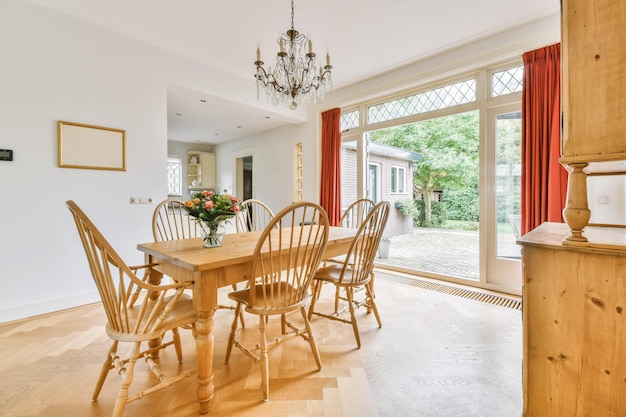 Bonito comedor con mesa de madera maciza.