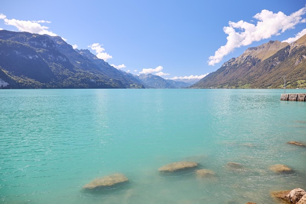 Bonito día soleado en el lago Brienz en Suiza