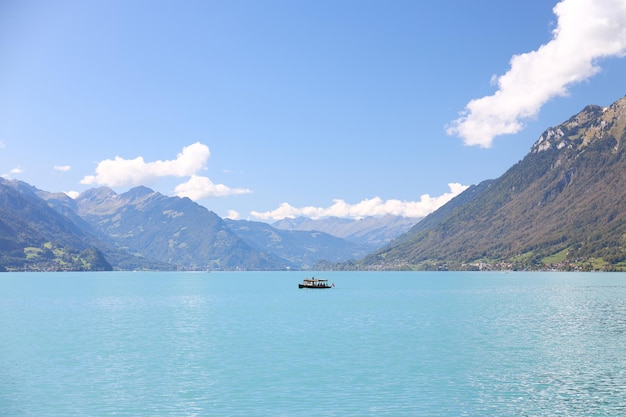 Bonito día soleado en el lago Brienz en Suiza