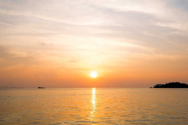 Bonito do nascer do sol com o céu colorido na viagem do conceito do tempo de verão, feriado e férias