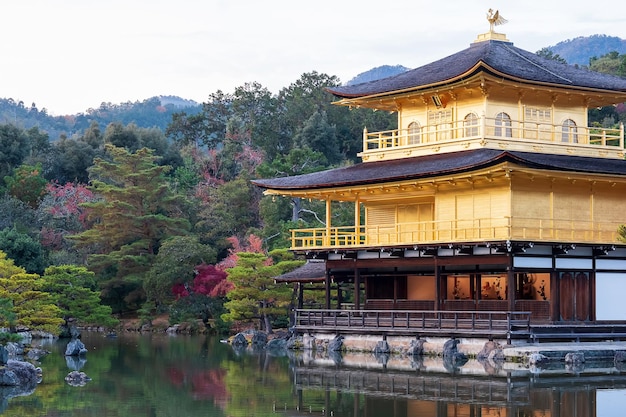 Bonito do templo Kinkakuji ou o Pavilhão dourado no marco da temporada de folhagem de outono e famoso por atrações turísticas em Kyoto Kansai Japão