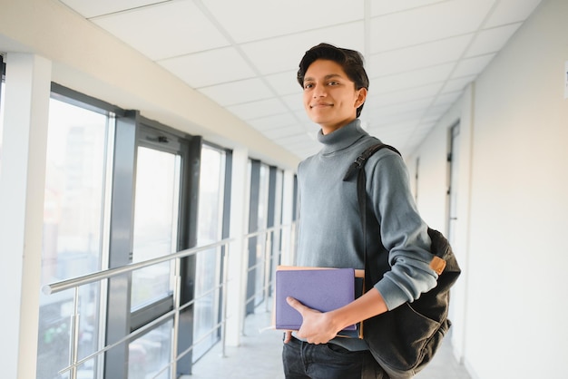 Bonito e jovem estudante universitário masculino indiano.