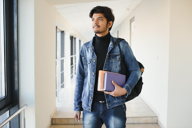 Bonito e jovem estudante universitário masculino indiano