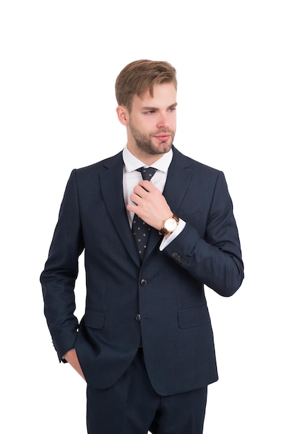 Bonito empresário confiante em traje formal isolado na moda de negócios branco